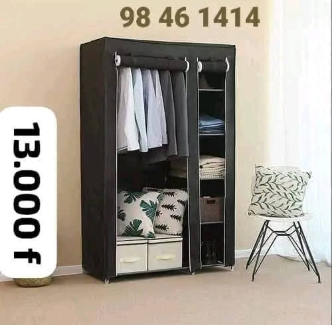 Des pose chaussures et placard fermé disponible 