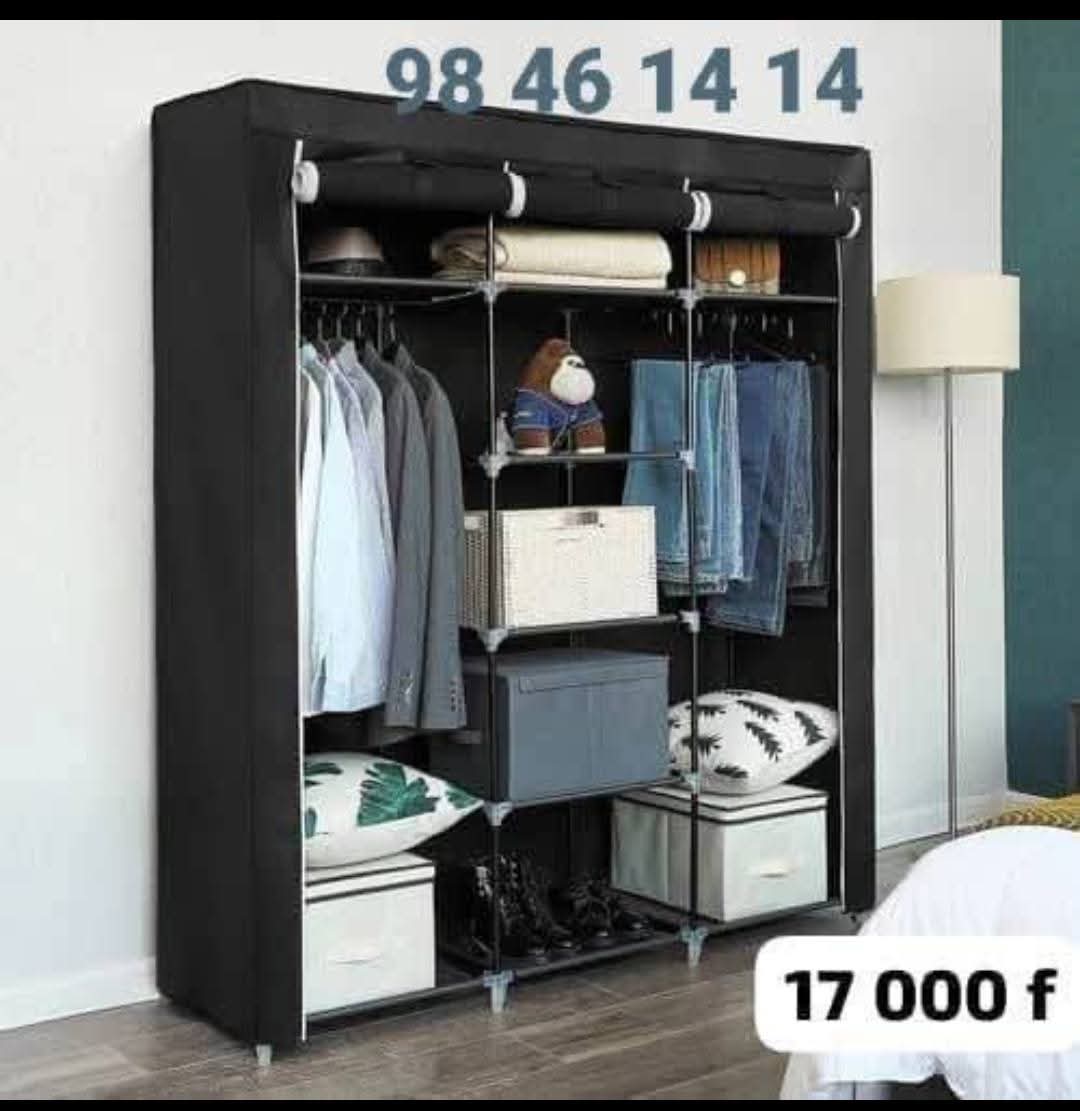 Des pose chaussures et placard fermé disponible 