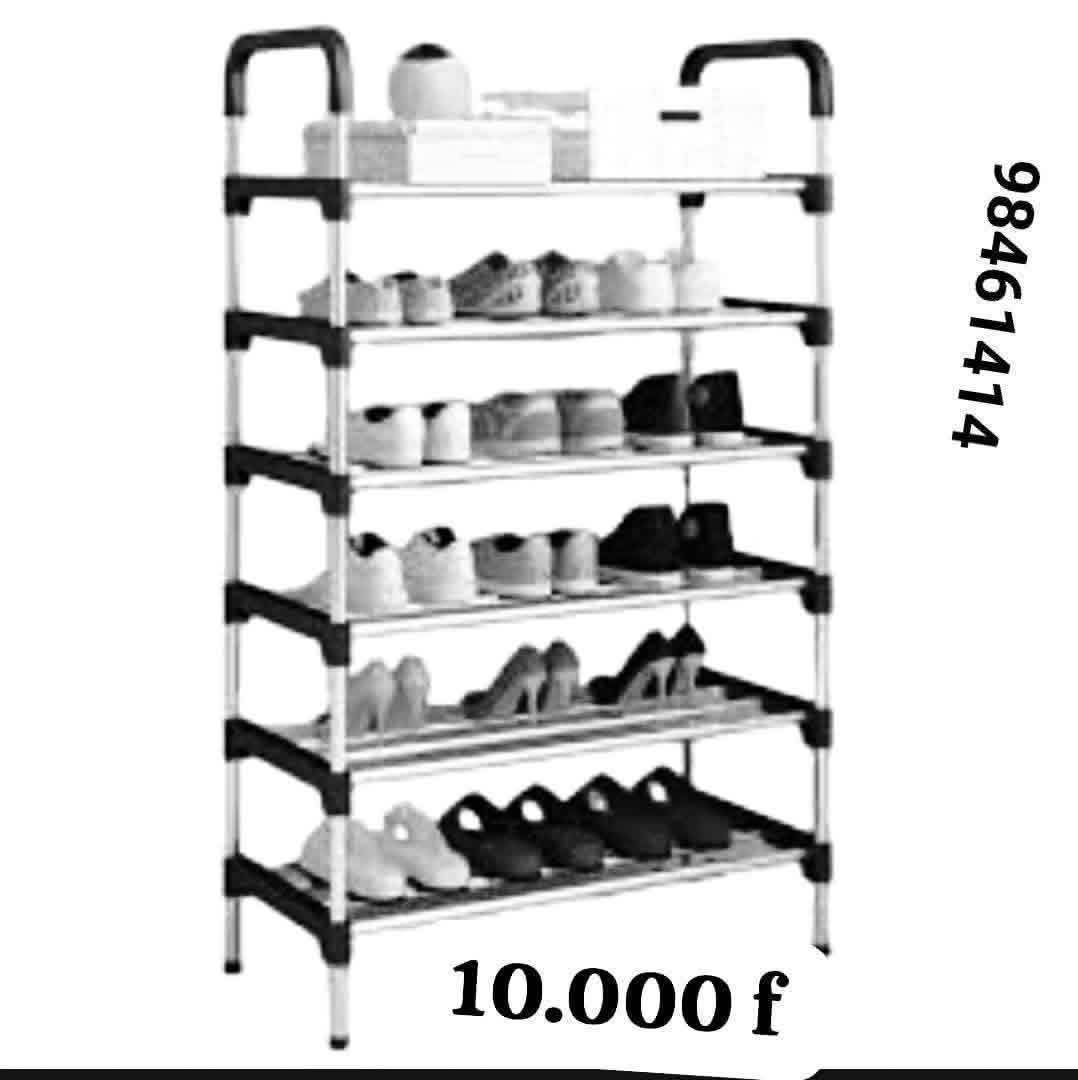 Des pose chaussures et placard fermé disponible 