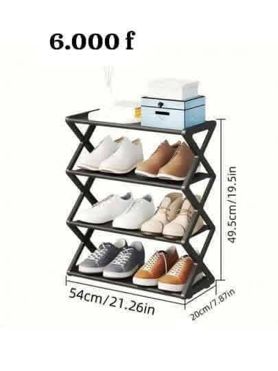 Des pose chaussures et placard fermé disponible 